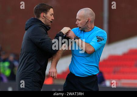 Stoke auf Trent, Großbritannien. Januar 2024. Das Spiel wird aufgehalten, während Schiedsrichter Paul Tierney seine Kommunikationsausrüstung während des dritten Rundenspiels Stoke City gegen Brighton und Hove Albion im Bet365 Stadium, Stoke-on-Trent, Großbritannien, 6. Januar 2024 (Foto: Conor Molloy/News Images) Credit: News Images LTD/Alamy Live News Stockfoto