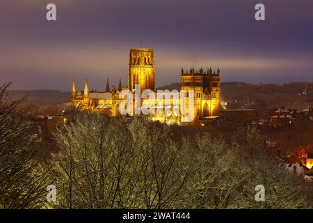 Wunderschöner Blick auf die Kathedrale von Durham an einem Winterabend mit frostbedeckten Bäumen im Vordergrund. Durham, England, Großbritannien. Stockfoto