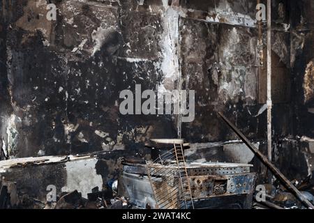 Kiew, Ukraine. Januar 2024. Die Küche eines der Wohnungen wird nach einem Feuer gesehen, das durch einen Raketenangriff auf einen friedlichen Wohnblock verursacht wurde (Credit Image: © Mykhaylo Palinchak/SOPA images via ZUMA Press Wire) NUR REDAKTIONELLE VERWENDUNG! Nicht für kommerzielle ZWECKE! Stockfoto