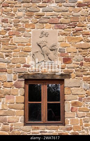 VINCI, ITALIEN - 19. SEPTEMBER 2023 - Geburtshaus des berühmten Genies Leonardo da Vinci, der Familiencode des Wappens über einem Fenster Stockfoto