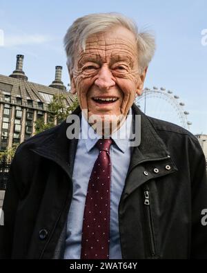 Alf Dubs. Alfred Dubs, Baron Dubs, Peer und Politiker der britischen Labour Party, lächeln vor dem Parlament in Westminster, London Stockfoto