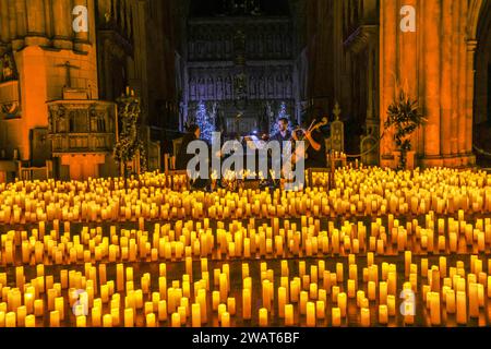 London, Großbritannien. Januar 2023. Kerzenlicht, Fieber, Konzerte, die den Zauber eines Live-, multisensorischen Musikerlebnisses bringen, Pink Floyd Tribute in der Southwark Cathedral von Streichquartett-Artisti con Brio. Quelle: Paul Quezada-Neiman/Alamy Live News Stockfoto