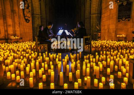 London, Großbritannien. Januar 2023. Kerzenlicht, Fieber, Konzerte, die den Zauber eines Live-, multisensorischen Musikerlebnisses bringen, Pink Floyd Tribute in der Southwark Cathedral von Streichquartett-Artisti con Brio. Quelle: Paul Quezada-Neiman/Alamy Live News Stockfoto