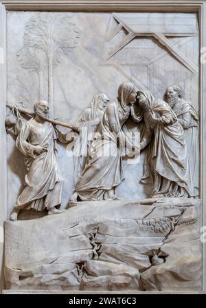 TREVISO, ITALIEN - 8. NOVEMBER 2023: Das Marmorrelief der Visitation in der Kirche La Cattedrale di San Pietro Apostolo von Lorenzo Bregno Stockfoto