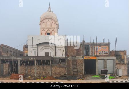 Ayodhya, Indien. Dezember 2023. Blick auf einen renovierten alten Tempel in Ayodhya. Ramnagari Ayodhya, einst bekannt für seine engen Gassen und verfallenen Straßen, macht stetige Fortschritte: Alle Straßen und Gebäude, die zum RAM Janmabhoomi führen, werden erweitert und renoviert, um ein reibungsloses Reisen zu ermöglichen. (Foto: Biplov Bhuyan/SOPA Images/SIPA USA) Credit: SIPA USA/Alamy Live News Stockfoto