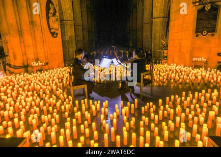 London, Großbritannien. Januar 2023. Kerzenlicht, Fieber, Konzerte, die den Zauber eines Live-, multisensorischen Musikerlebnisses bringen, Pink Floyd Tribute in der Southwark Cathedral von Streichquartett-Artisti con Brio. Quelle: Paul Quezada-Neiman/Alamy Live News Stockfoto