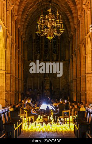 London, Großbritannien. Januar 2023. Kerzenlicht, Fieber, Konzerte, die den Zauber eines Live-, multisensorischen Musikerlebnisses bringen, Pink Floyd Tribute in der Southwark Cathedral von Streichquartett-Artisti con Brio. Quelle: Paul Quezada-Neiman/Alamy Live News Stockfoto