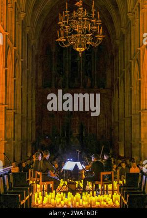 London, Großbritannien. Januar 2023. Kerzenlicht, Fieber, Konzerte, die den Zauber eines Live-, multisensorischen Musikerlebnisses bringen, Pink Floyd Tribute in der Southwark Cathedral von Streichquartett-Artisti con Brio. Quelle: Paul Quezada-Neiman/Alamy Live News Stockfoto