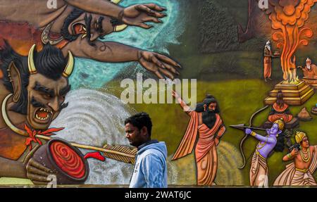 Ayodhya, Indien. Dezember 2023. Ein Arbeiter geht an einer Kunstskulptur vorbei, die die Geschichte des Ramayana in Ayodhya darstellt. Ramnagari Ayodhya, einst bekannt für seine engen Gassen und verfallenen Straßen, macht stetige Fortschritte: Alle Straßen und Gebäude, die zum RAM Janmabhoomi führen, werden erweitert und renoviert, um ein reibungsloses Reisen zu ermöglichen. (Foto: Biplov Bhuyan/SOPA Images/SIPA USA) Credit: SIPA USA/Alamy Live News Stockfoto