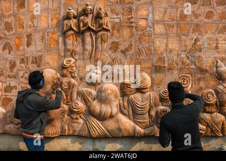 Ayodhya, Indien. Dezember 2023. Arbeiter arbeiten an einer Kunstskulptur, die die Geschichte des Ramayana in Ayodhya darstellt. Ramnagari Ayodhya, einst bekannt für seine engen Gassen und verfallenen Straßen, macht stetige Fortschritte: Alle Straßen und Gebäude, die zum RAM Janmabhoomi führen, werden erweitert und renoviert, um ein reibungsloses Reisen zu ermöglichen. (Foto: Biplov Bhuyan/SOPA Images/SIPA USA) Credit: SIPA USA/Alamy Live News Stockfoto