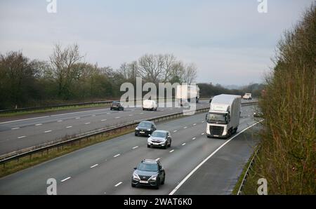 Blick auf den frühen Morgenverkehr, auf der Autobahn M61, in der Nähe der alten Marktstadt Chorley, Lancashire, Großbritannien, Europa Stockfoto