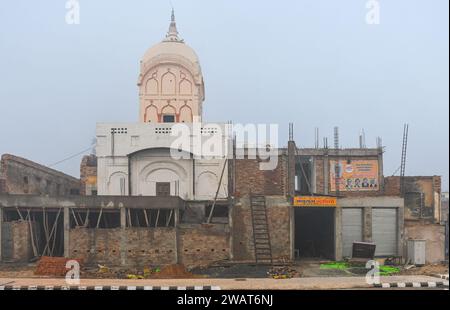 Ayodhya, Indien. Dezember 2023. Blick auf einen renovierten alten Tempel in Ayodhya. Ramnagari Ayodhya, einst bekannt für seine engen Gassen und verfallenen Straßen, macht stetige Fortschritte: Alle Straßen und Gebäude, die zum RAM Janmabhoomi führen, werden erweitert und renoviert, um ein reibungsloses Reisen zu ermöglichen. (Credit Image: © Biplov Bhuyan/SOPA Images via ZUMA Press Wire) NUR REDAKTIONELLE VERWENDUNG! Nicht für kommerzielle ZWECKE! Stockfoto