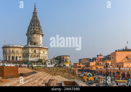 Ayodhya, Indien. Dezember 2023. Ein Blick auf die Baustelle, auf der vor dem Besuch des indischen Premierministers Narendra Modi in Ayodhya Bürgersteige, Treppen und Straßen renoviert wurden. Ramnagari Ayodhya, einst bekannt für seine engen Gassen und verfallenen Straßen, macht stetige Fortschritte: Alle Straßen und Gebäude, die zum RAM Janmabhoomi führen, werden erweitert und renoviert, um ein reibungsloses Reisen zu ermöglichen. (Credit Image: © Biplov Bhuyan/SOPA Images via ZUMA Press Wire) NUR REDAKTIONELLE VERWENDUNG! Nicht für kommerzielle ZWECKE! Stockfoto