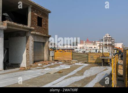 Ayodhya, Indien. Dezember 2023. Ein Blick auf die Baustelle, auf der Geschäfte vor dem Besuch des indischen Premierministers Narendra Modi in Ayodhya renoviert wurden. Ramnagari Ayodhya, einst bekannt für seine engen Gassen und verfallenen Straßen, macht stetige Fortschritte: Alle Straßen und Gebäude, die zum RAM Janmabhoomi führen, werden erweitert und renoviert, um ein reibungsloses Reisen zu ermöglichen. (Credit Image: © Biplov Bhuyan/SOPA Images via ZUMA Press Wire) NUR REDAKTIONELLE VERWENDUNG! Nicht für kommerzielle ZWECKE! Stockfoto