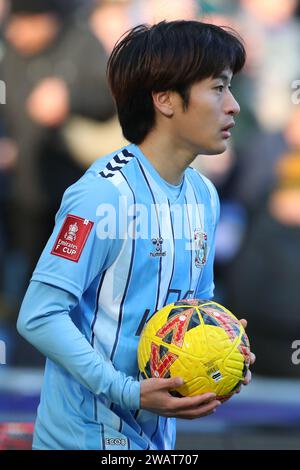 Coventry, Großbritannien. Januar 2024. Tatsuhiro Sakamoto #7 von Coventry City während des Emirates FA Cup Third Round Match Coventry City gegen Oxford United in Coventry Building Society Arena, Coventry, Vereinigtes Königreich, 6. Januar 2024 (Foto: Craig Anthony/News Images) in Coventry, Vereinigtes Königreich am 2024. (Foto: Craig Anthony/News Images/SIPA USA) Credit: SIPA USA/Alamy Live News Stockfoto