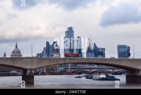 London, England, Großbritannien. Januar 2024. Allgemeiner Blick auf die Waterloo Bridge und die Skyline der City of London, das Finanzviertel der Hauptstadt. (Kreditbild: © Vuk Valcic/ZUMA Press Wire) NUR REDAKTIONELLE VERWENDUNG! Nicht für kommerzielle ZWECKE! Stockfoto