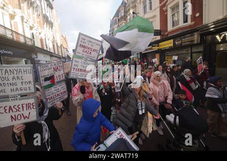 Über 200 marschierten am 6. Januar 2024 durch Bournemouth für eine Waffenruhe in Gaza. Viele in weiß gekleidet und mit Namen von Kindern, die in Gaza getötet wurden, war der marsch ein mächtiges visuelles Bild, das einen Waffenstillstand in Gaza forderte. Der marsch blockierte die Pier Approach Road, wo Rauchfackeln angezündet wurden. Der marsch wurde von Palestine Solidarity Bournemouth organisiert. Stockfoto