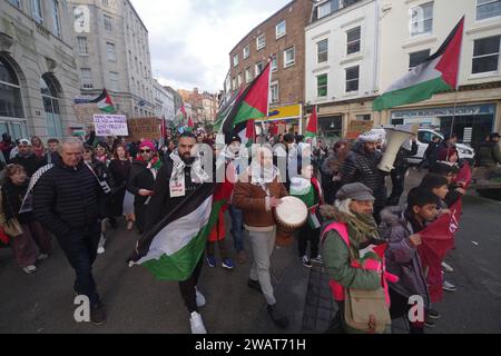 Über 200 marschierten am 6. Januar 2024 durch Bournemouth für eine Waffenruhe in Gaza. Viele in weiß gekleidet und mit Namen von Kindern, die in Gaza getötet wurden, war der marsch ein mächtiges visuelles Bild, das einen Waffenstillstand in Gaza forderte. Der marsch blockierte die Pier Approach Road, wo Rauchfackeln angezündet wurden. Der marsch wurde von Palestine Solidarity Bournemouth organisiert. Stockfoto