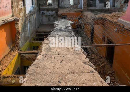 Ayodhya, Indien. Dezember 2023. Ein Blick auf einen renovierten alten Tempel ist in Ayodhya zu sehen. Ramnagari Ayodhya, einst bekannt für seine engen Gassen und verfallenen Straßen, macht stetige Fortschritte: Alle Straßen und Gebäude, die zum RAM Janmabhoomi führen, werden erweitert und renoviert, um ein reibungsloses Reisen zu ermöglichen. (Credit Image: © Biplov Bhuyan/SOPA Images via ZUMA Press Wire) NUR REDAKTIONELLE VERWENDUNG! Nicht für kommerzielle ZWECKE! Stockfoto