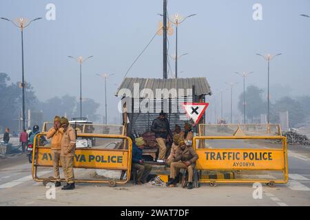 Ayodhya, Indien. Dezember 2023. Polizeibeamte halten Mahnwache vor dem Besuch des indischen Premierministers Narendra Modi auf einer Baustelle in Ayodhya. Ramnagari Ayodhya, einst bekannt für seine engen Gassen und verfallenen Straßen, macht stetige Fortschritte: Alle Straßen und Gebäude, die zum RAM Janmabhoomi führen, werden erweitert und renoviert, um ein reibungsloses Reisen zu ermöglichen. (Credit Image: © Biplov Bhuyan/SOPA Images via ZUMA Press Wire) NUR REDAKTIONELLE VERWENDUNG! Nicht für kommerzielle ZWECKE! Stockfoto