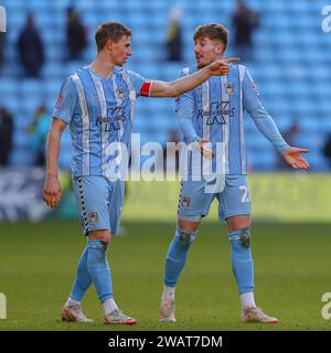 Coventry, Großbritannien. Januar 2024. Josh Eccles #28 von Coventry City und Ben Sheaf #14 von Coventry City in Vollzeit während des Emirates FA Cup Third Round Match Coventry City gegen Oxford United in Coventry Building Society Arena, Coventry, Großbritannien, 6. Januar 2024 (Foto: Craig Anthony/News Images) in Coventry, Vereinigtes Königreich am 1/6/2024. (Foto: Craig Anthony/News Images/SIPA USA) Credit: SIPA USA/Alamy Live News Stockfoto