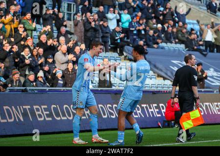 Ben Sheaf #14 von Coventry City feiert sein Tor mit Teamkollege Milan van Ewijk #27 von Coventry City während des Emirates FA Cup 3. Runde Matches Coventry City gegen Oxford United in der Coventry Building Society Arena, Coventry, Großbritannien, 6. Januar 2024 (Foto: Craig Anthony/News Images) Stockfoto