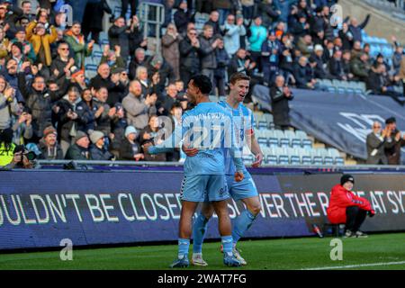 Ben Sheaf #14 von Coventry City feiert sein Tor mit Teamkollege Milan van Ewijk #27 von Coventry City während des Emirates FA Cup 3. Runde Matches Coventry City gegen Oxford United in der Coventry Building Society Arena, Coventry, Großbritannien, 6. Januar 2024 (Foto: Craig Anthony/News Images) Stockfoto