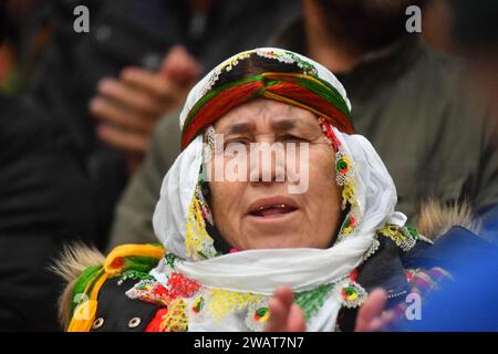 Die Menschen halten eine Flagge der Kurdischen Arbeiterpartei (PKK) und schwenken Fahnen mit Porträts der sechs Kurden, die am 2022. Dezember und am 2013. Januar in Paris während einer Demonstration, die die kurdische Gemeinde anlässlich des Jahrestages der Ermordung der Enghien-Straße in Paris am 6. Januar organisiert hat, getötet wurden. 2024. Drei Kurden, Emine Kara, mir Perwer und Abdurrahman Kizil, wurden am 23. Dezember 2022 bei einer Schießerei in der Enghien Street im Zentrum von Paris von einem französischen Verdächtigen getötet, der gestand, einen „pathologischen“ Hass auf Ausländer zu haben. Am 9. Januar 2013 forderte ein erster Terroranschlag das Leben Stockfoto