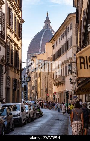 Kuppel der Kathedrale Santa Maria del Fiore in Florenz, von einer Straße weit entfernt, Italien Stockfoto