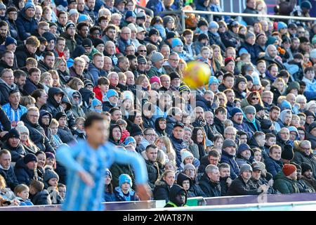 Coventry, Großbritannien. Januar 2024. Coventry City Fans schauen sich beim dritten Spiel der Emirates FA Cup Coventry City gegen Oxford United in der Coventry Building Society Arena, Coventry, Vereinigtes Königreich, am 6. Januar 2024 (Foto: Craig Anthony/News Images) in Coventry, Vereinigtes Königreich am 2024 an. (Foto: Craig Anthony/News Images/SIPA USA) Credit: SIPA USA/Alamy Live News Stockfoto