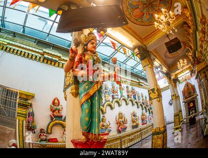 20. Bis 2023. Februar: Penang Malaysia-traditionelle Statuen der Familie der Hindugötter in Sri Mahamariamman Indian Temple China Town. Stockfoto