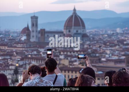 Große Touristenmassen auf der Piazzale Michelangelo genießen den Sonnenuntergang über Florenz, Italien Stockfoto