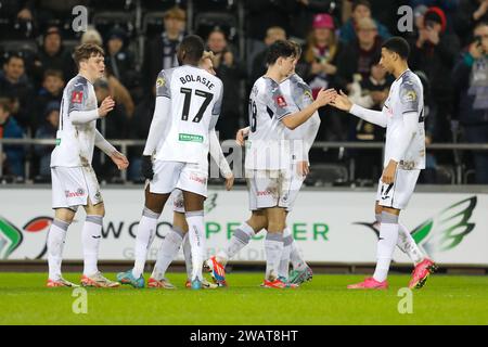 Swansea, Großbritannien. Januar 2024. Charlie Patino aus Swansea City (18) feiert mit seinen Teamkollegen, nachdem er seinem Team das erste Tor geschossen hat. Emirates FA Cup, Spiel der dritten Runde, Swansea City gegen Morecambe im Stadion Swansea.com in Swansea, Wales am Samstag, den 6. Januar 2024. Dieses Bild darf nur für redaktionelle Zwecke verwendet werden. Nur redaktionelle Verwendung, Bild nach Credit: Andrew Orchard Sportfotografie/Alamy Live News Stockfoto