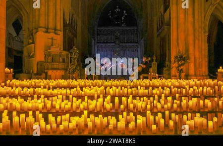 London, Großbritannien. Januar 2023. Kerzenlicht, Fieber, Konzerte, die den Zauber eines Live-, multisensorischen Musikerlebnisses bringen, Pink Floyd Tribute in der Southwark Cathedral von Streichquartett-Artisti con Brio. Quelle: Paul Quezada-Neiman/Alamy Live News Stockfoto