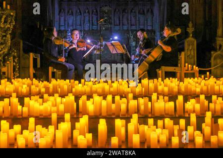 London, Großbritannien. Januar 2023. Kerzenlicht, Fieber, Konzerte, die den Zauber eines Live-, multisensorischen Musikerlebnisses bringen, Pink Floyd Tribute in der Southwark Cathedral von Streichquartett-Artisti con Brio. Quelle: Paul Quezada-Neiman/Alamy Live News Stockfoto