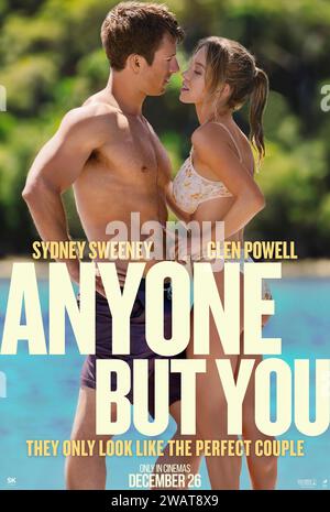 Anywhere But You (2023) von will Gluck mit Sydney Sweeney, Glen Powell und Alexandra Shipp. Nach einem fantastischen ersten Date wird Bea und Bens feurige Attraktion eiskalt – bis sie sich unerwartet auf einer Hochzeit in Australien wiederfinden. Sie tun also, was zwei Erwachsene tun würden: Sie tun so, als wären sie ein Paar. US-Poster mit einem Blatt ***NUR FÜR REDAKTIONELLE ZWECKE***. Quelle: BFA / Columbia Pictures Stockfoto