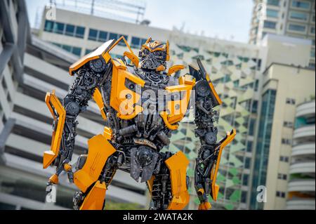 Penang, Malaysia - 20.-2023: Porträt von Transformers Bumblebee in der Esplanade, Georgetown, einem UNESCO-Weltkulturerbe S Stockfoto