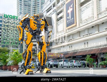 Penang, Malaysia - 20.-2023: Porträt von Transformers Bumblebee in der Esplanade, Georgetown, einem UNESCO-Weltkulturerbe S Stockfoto