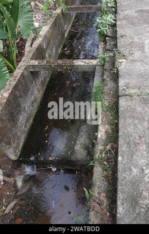 Horana, Sri Lanka - 25. Dezember 2023 - vertikale Ansicht eines offenen Betonabflusskanals auf einer Straßenseite Stockfoto