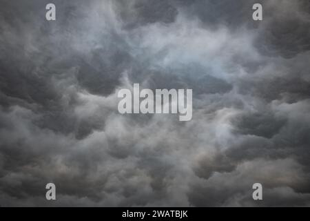 Unheilvolles Bild eines turbulenten, wild aussehenden Himmels. Geeignet als Hintergrund oder Hintergrundbild. Stockfoto