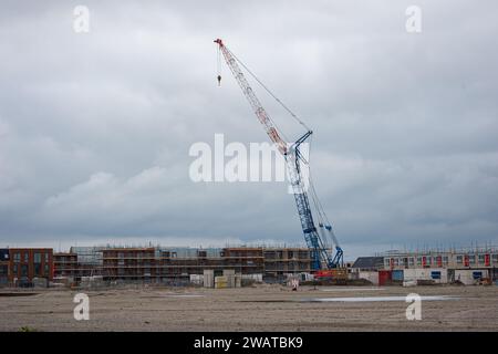 Großer Hebekran für den Bau neuer Bauhäuser im Bezirk ¨'Westergouwe¨ in Gouda, Niederlande. Stockfoto