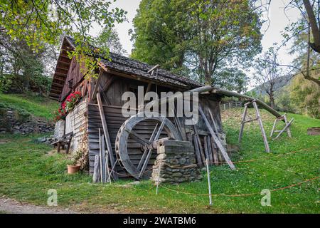 Alte hölzerne Wassermühle auf einem Berghang in der Nähe des Ortes Terenten (italienisch Terent) im Pustertal, Südtirol, Italien. Stockfoto