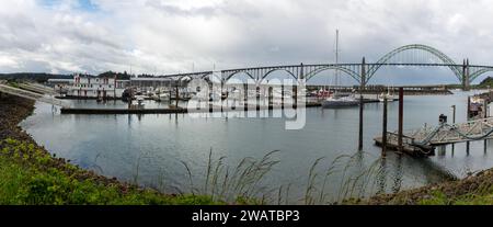 Panorama der Yaquina Bay Bridge über den Yachthafen in Newport in Oregon, USA Stockfoto