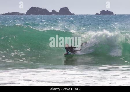 Boarder, der den Break in Kynance Cove, Cornwall, schnappt. Stockfoto