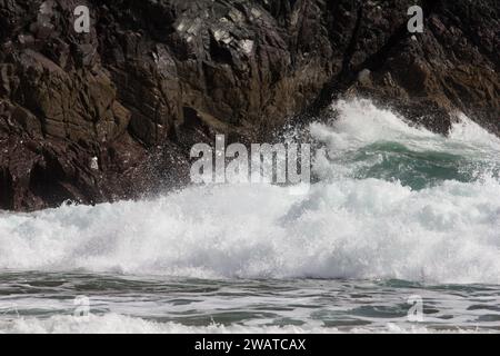 Boarder, der den Break in Kynance Cove, Cornwall, schnappt. Wische aus, bevor die Steine ankamen. Stockfoto