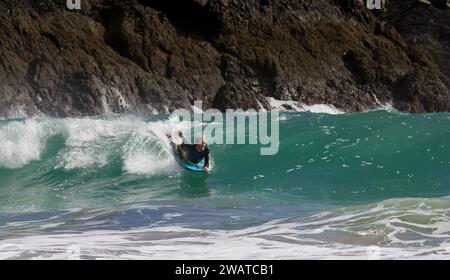 Boarder, der den Break in Kynance Cove, Cornwall, schnappt. Stockfoto