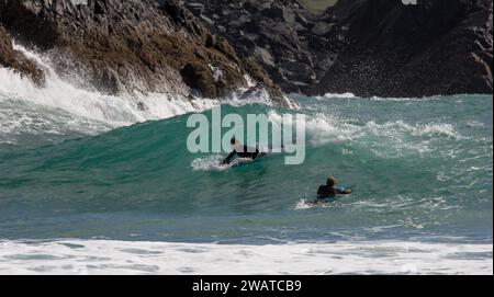 Boarder, der den Break in Kynance Cove, Cornwall, schnappt. Starten eines Laufs. Stockfoto