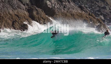 Boarder, der den Break in Kynance Cove, Cornwall, schnappt. Ich fange den großen. Stockfoto