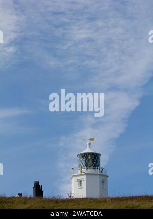 Der Westturm und die Lampe des Lizard Lighthouse, erbaut 1751. Wird von Trinity House betrieben, ist aber ab 1998 automatisiert. Stockfoto