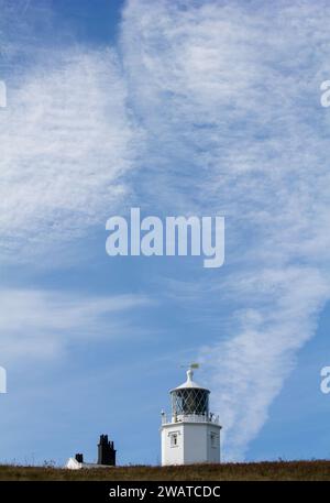 Der Westturm und die Lampe des Lizard Lighthouse, erbaut 1751. Von Trinity House betrieben, aber 1998 automatisiert. Stockfoto